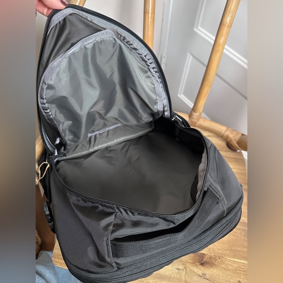 NWT Patagonia Refugio Daypack Backpack 26L - Black (47913) with noom Logo - Picture 5 of 6